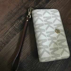 Michael kors wristlet